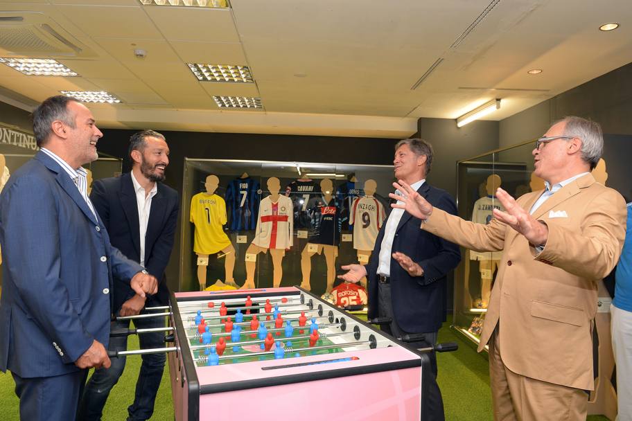 Una divertente partita a Calcio Balilla tra il direttore Monti e Collovati contro la coppia Cabrini-Zambrotta